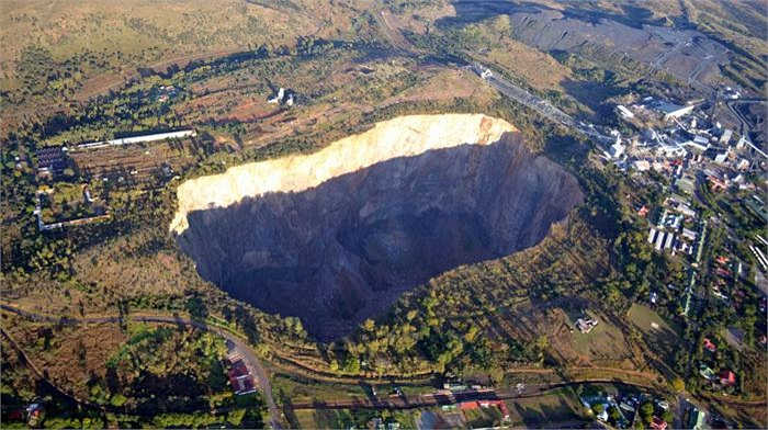 Mỏ Cullinan, nằm tại thành phố Cullinan, Nam Phi được đưa vào khai thác từ năm 1902 do công ty Petra Diamonds làm chủ đầu tư. Tại đây, rất nhiều kiệt tác kim cương đã được phát hiện.